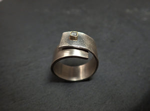 Anillo abierto de plata y oro con diamante en bruto