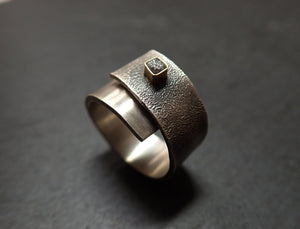 Anillo abierto de plata y oro con diamante en bruto