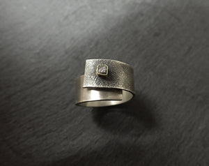 Anillo abierto de plata y oro con diamante en bruto