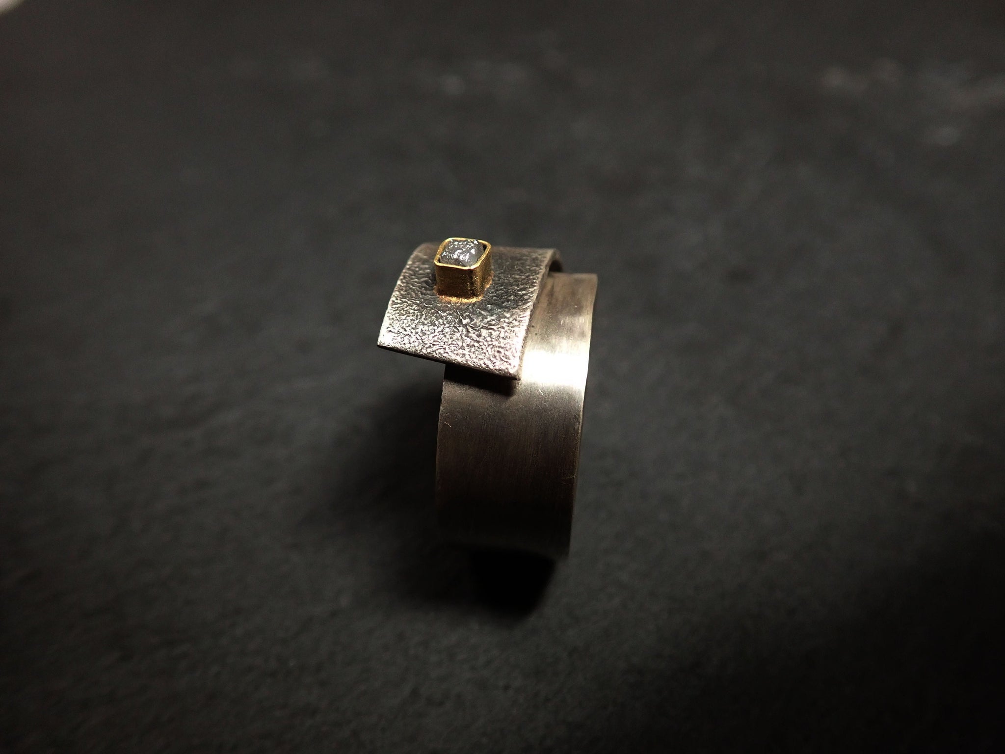 Anillo abierto de plata y oro con diamante en bruto