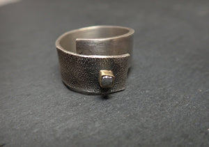 Anillo abierto de plata y oro con diamante en bruto