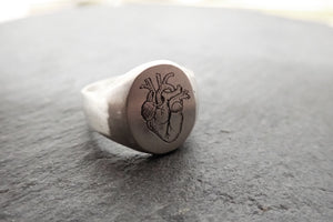 Anillo Sello con corazón grabado