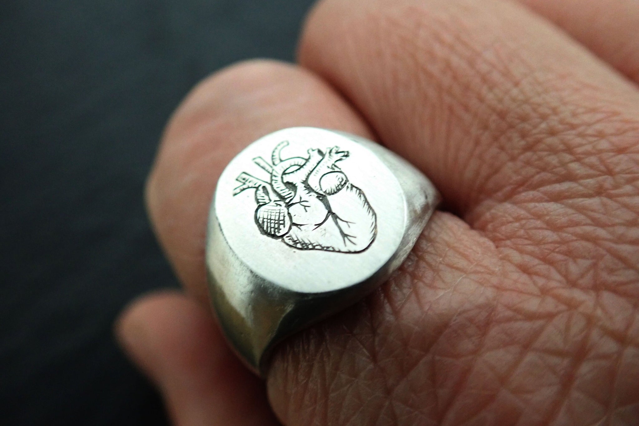 Anillo Sello con corazón grabado